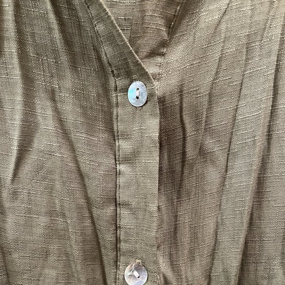 Sage green linen button down shirt, flowy and flattering - Picture 3 of 4